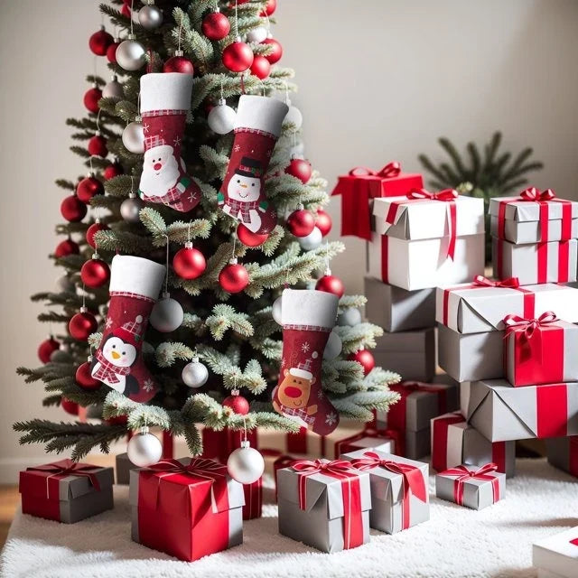 Weihnachtssocken mit Plüschrand, gestickten Schneeflocken und Figuren-Applikationen