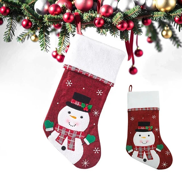 Weihnachtssocken mit Plüschrand, gestickten Schneeflocken und Figuren-Applikationen