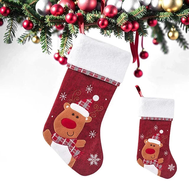 Weihnachtssocken mit Plüschrand, gestickten Schneeflocken und Figuren-Applikationen