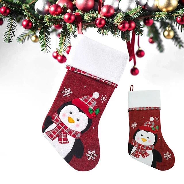 Weihnachtssocken mit Plüschrand, gestickten Schneeflocken und Figuren-Applikationen