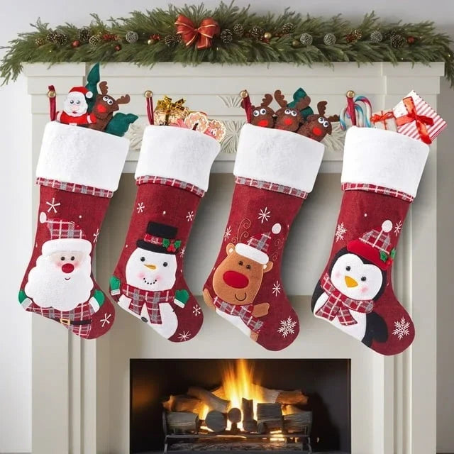 Weihnachtssocken mit Plüschrand, gestickten Schneeflocken und Figuren-Applikationen