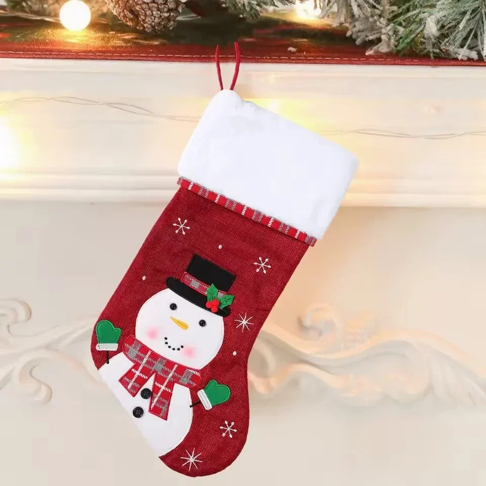 Weihnachtssocken mit Plüschrand, gestickten Schneeflocken und Figuren-Applikationen