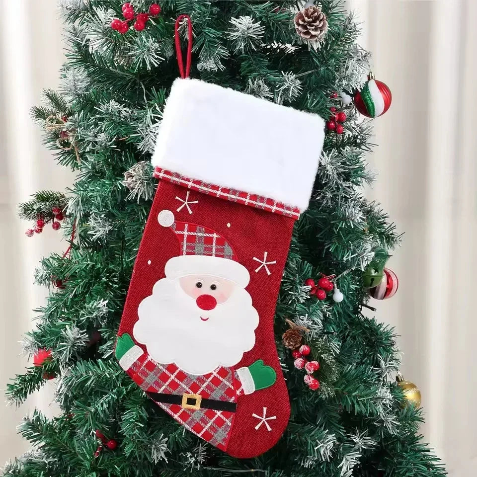 Weihnachtssocken mit Plüschrand, gestickten Schneeflocken und Figuren-Applikationen