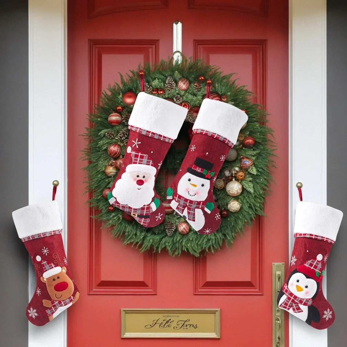 Weihnachtssocken mit Plüschrand, gestickten Schneeflocken und Figuren-Applikationen