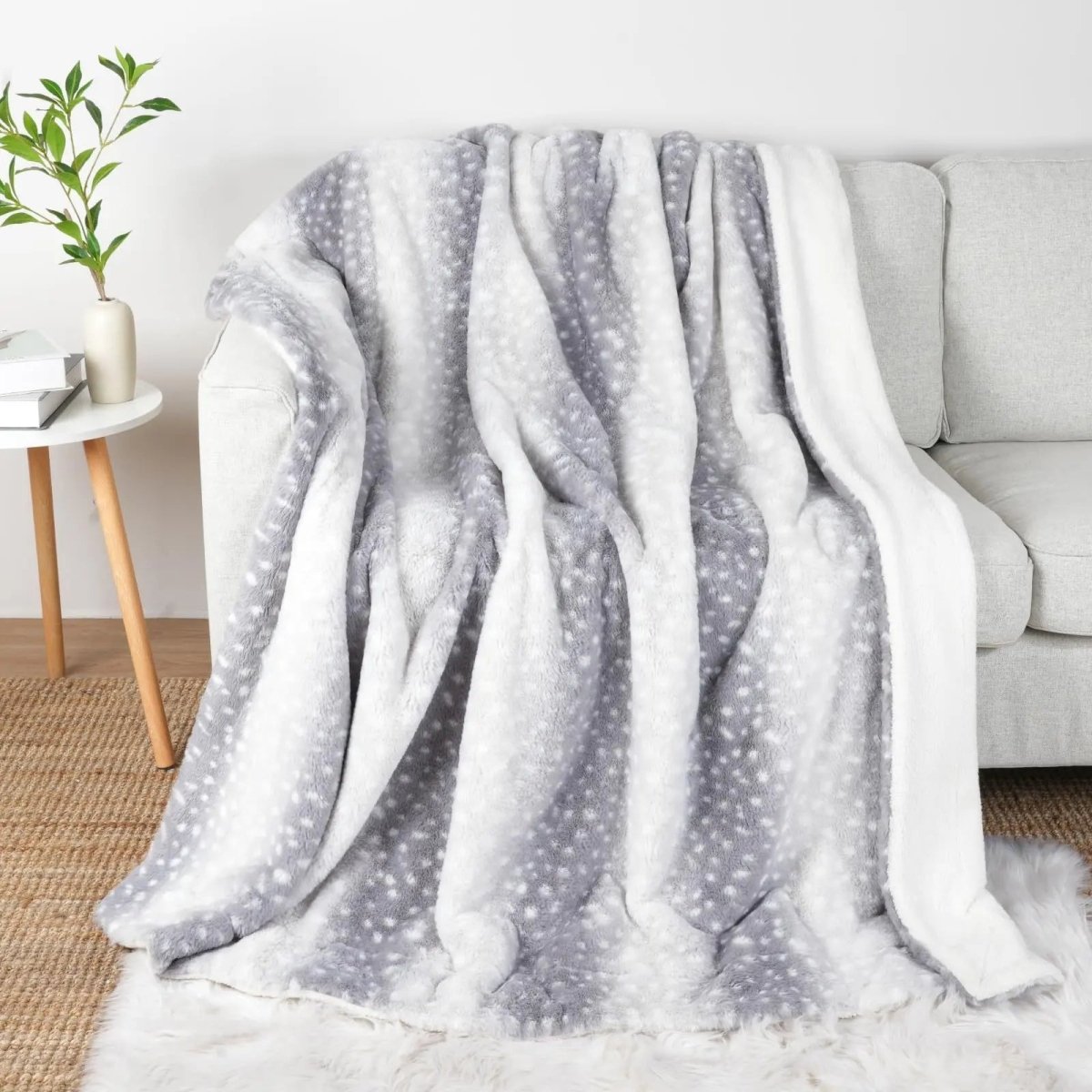 Wendbare Kunstfell-Kuscheldecke im Hirsch-Design – wärmender Plüsch