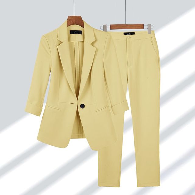 Zweiteiliger Damenanzug aus Blazer und Hose