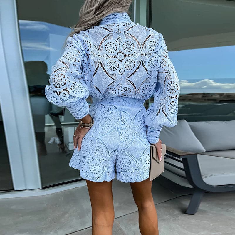 Zweiteiliges Spitzenset mit besticktem Top und Shorts